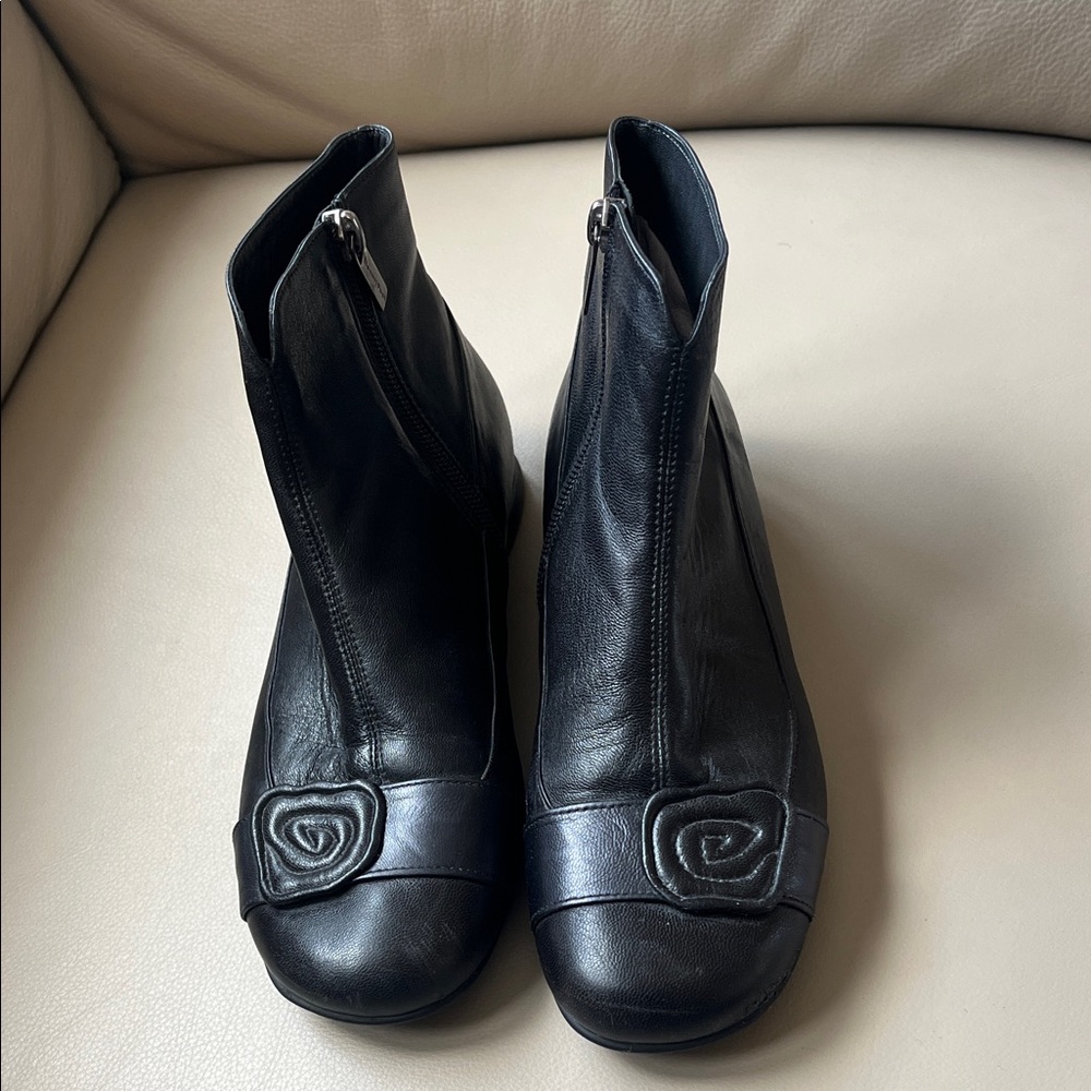 BeautiFeel Black Leather Ankle Booties